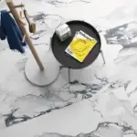 Bela pločica sa tamnim šarama