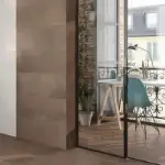 Smeđa zidna pločica s metalnim efektom