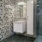 Svetlosiva sjajna pločica za zid