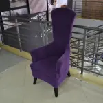 Fotelja Elizabet FN03-0301A u ljubičastoj boji, izložena u salonu.