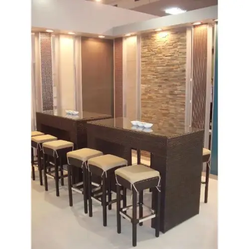 Barske stolice WK-GC040 oko elegantnog šanka u modernom enterijeru