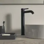 Minimalistička baterija za lavabo crna