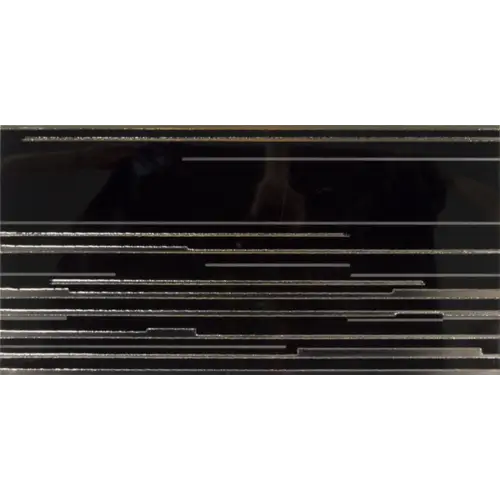 Crna sjajna pločica sa srebrnim linijama