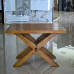 Drveni klub sto FN22-0045C u modernom dnevnom boravku