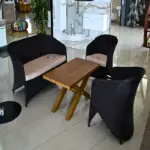 Drveni Coffe Table FN22-0045C sa foteljom i stolicama u dnevnom boravku.