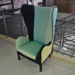 Elegantna fotelja visokog naslona u zelenim nijansama